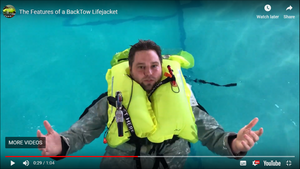 On a encore jeté Oscar dans la piscine !